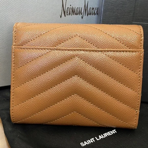 SAINT LAURENT 🤎 MONOGRAMME SMALL TRIFOLD WALLET GRAIN - Picture 3 of 7